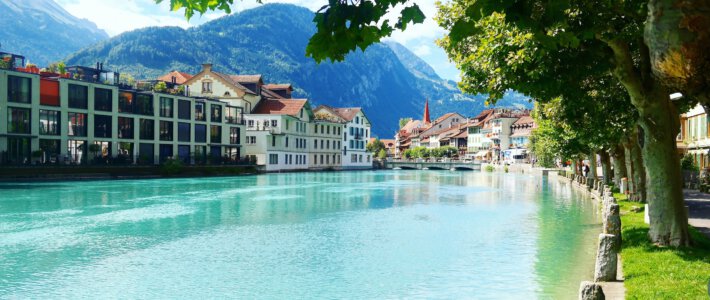 Dynamik bei Wohneigentum gewinnt an Fahrt Ein Blick über Häuser in Interlaken