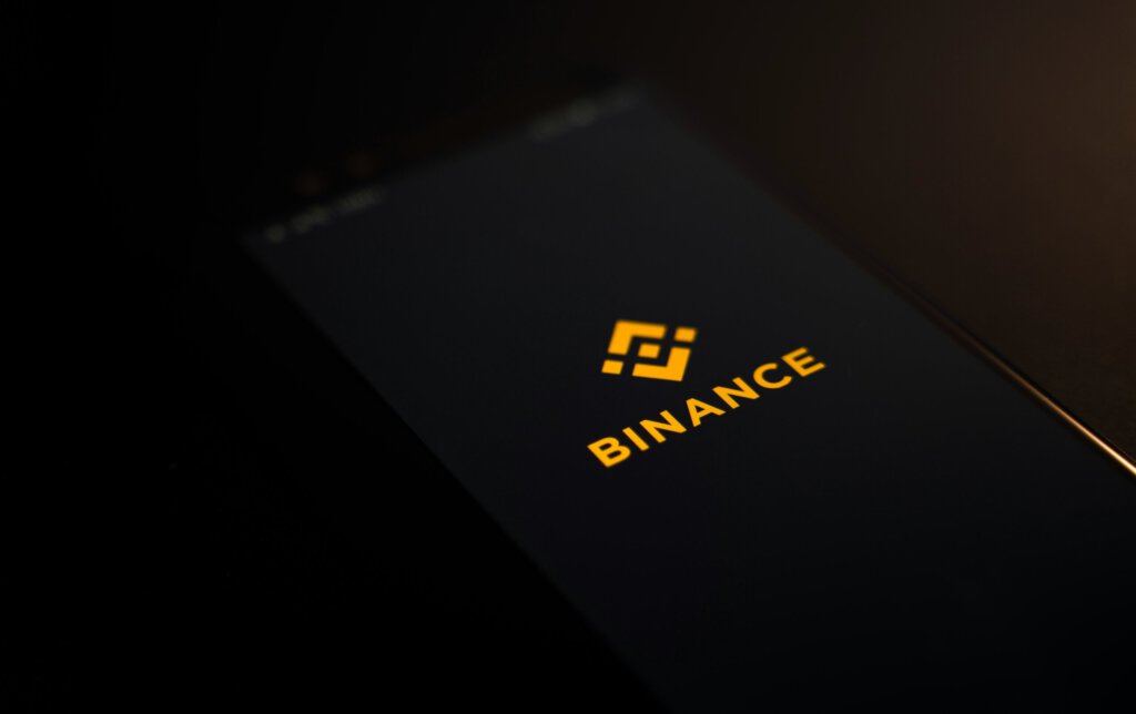 Logo von Binance auf einem Bildschirm