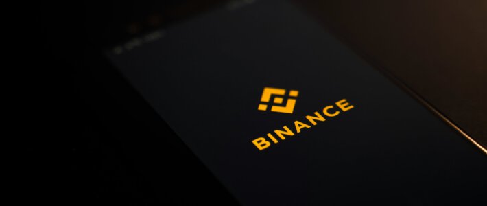 Schwarzer Tag für Krypto-Plattform Binance Logo von Binance auf einem Bildschirm