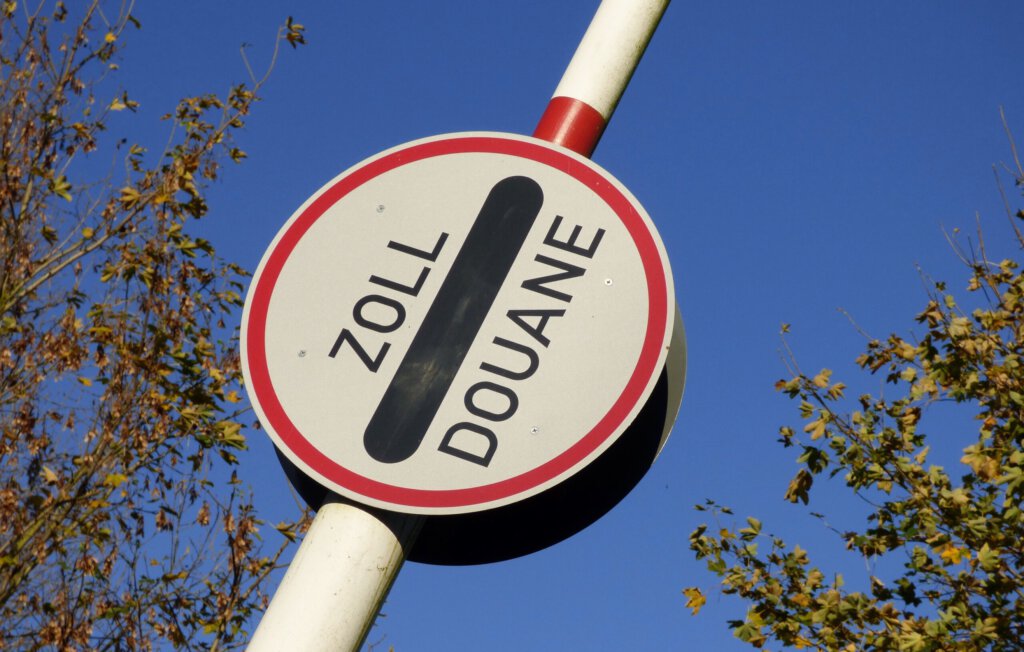 Ein Schild «Zoll/Douane» an einer Schranke